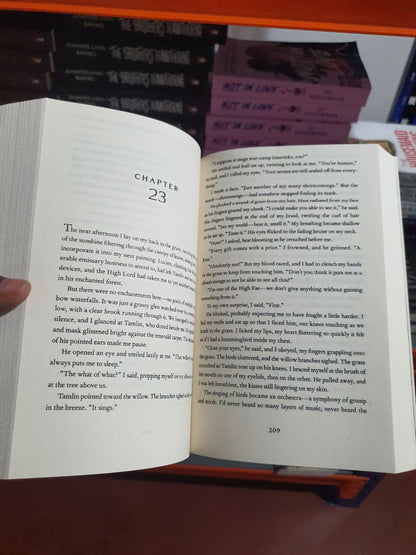 A Court of Thorns and Roses by Sarah J. Maas (Book 1 of ACOTAR series)