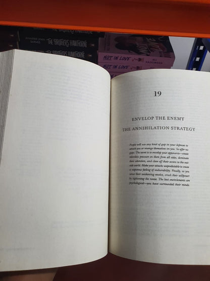 33 strategies of war by Robert Greene (Minor Bend Cover)