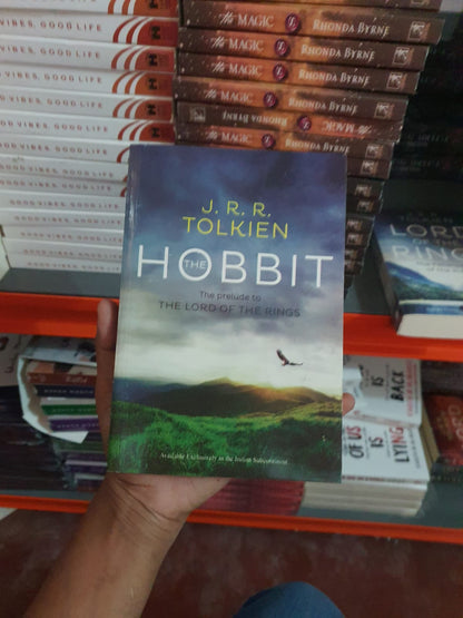 The Hobbit : The prelude to The Lord of the Rings By J.R.R. Tolkien (Book 1 of The Lord of the Rings series)