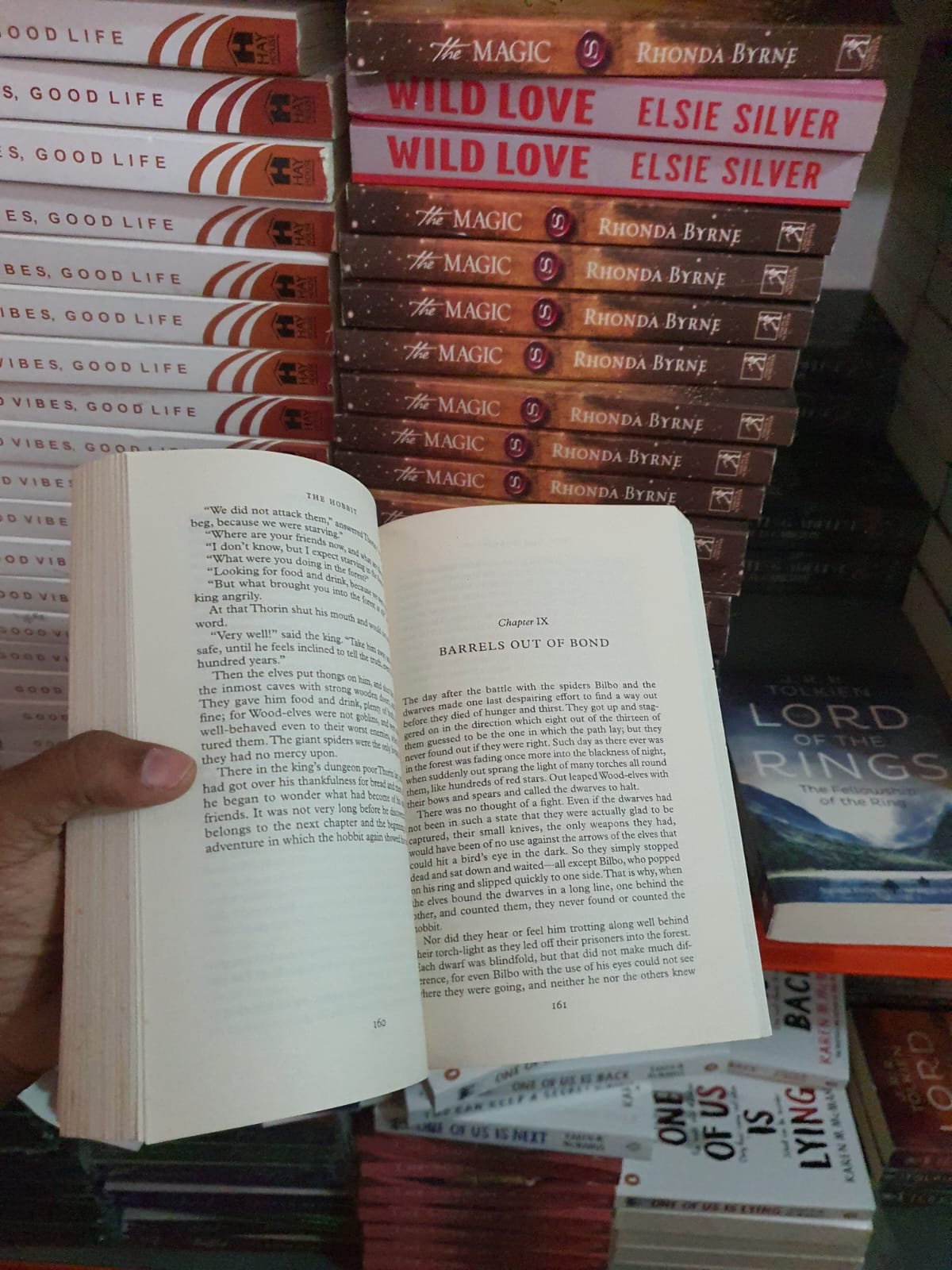 The Hobbit : The prelude to The Lord of the Rings By J.R.R. Tolkien (Book 1 of The Lord of the Rings series)